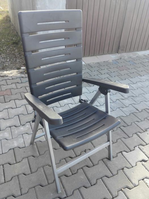 Doua scaune pliabile din plastic dur