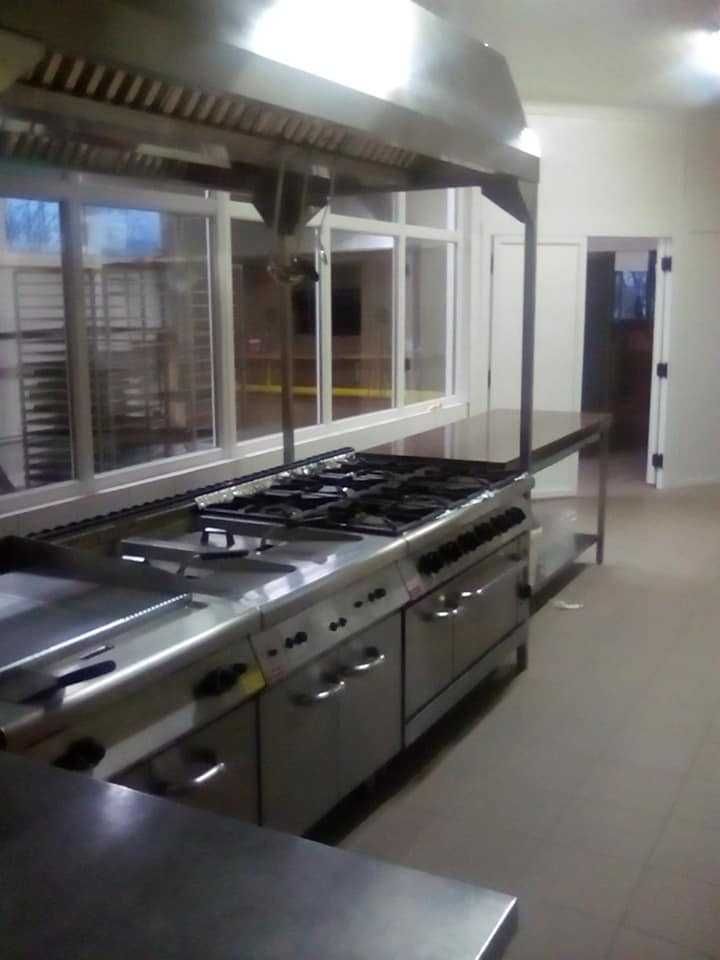 Vând hala de producție si spațiu comercial