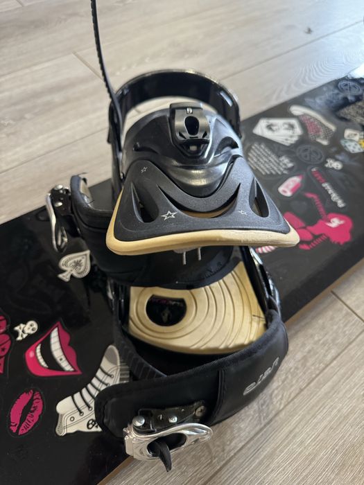 Сноуборд продам крпелние +борд + ботинки