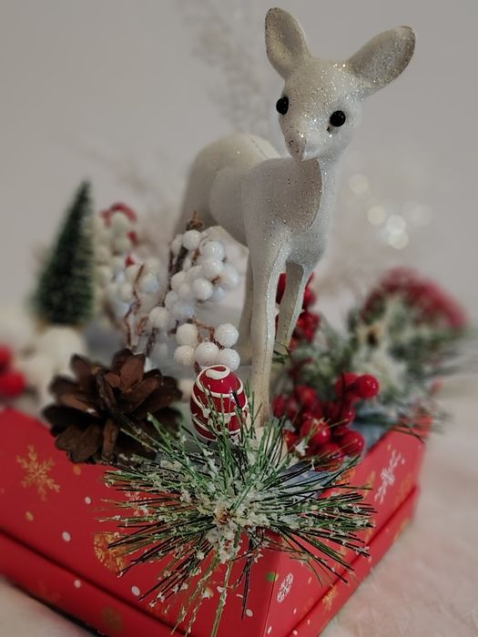 Aranjament Crăciun Premium – Iisus Prunc, decor alb-roșu, cadou deoseb