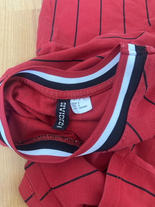 Crop top rosu cu inscriptie pe spate