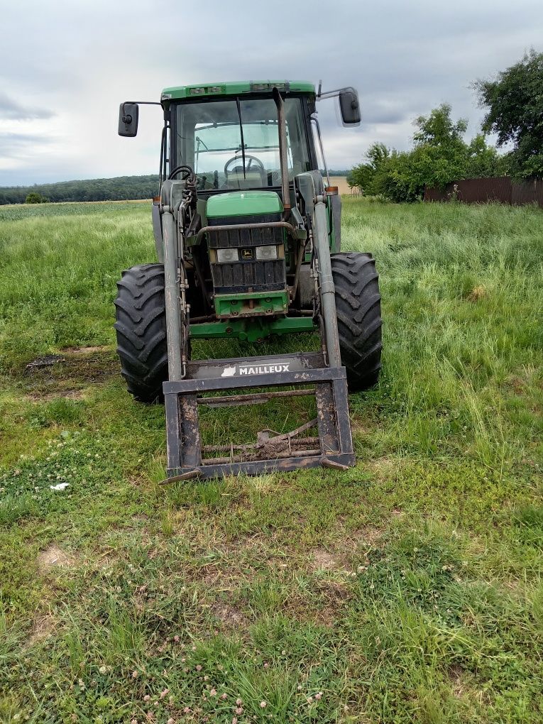 De vânzare tractor cu încărcător frontal