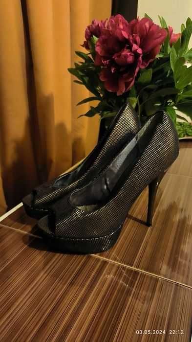 Vând pantofi eleganți