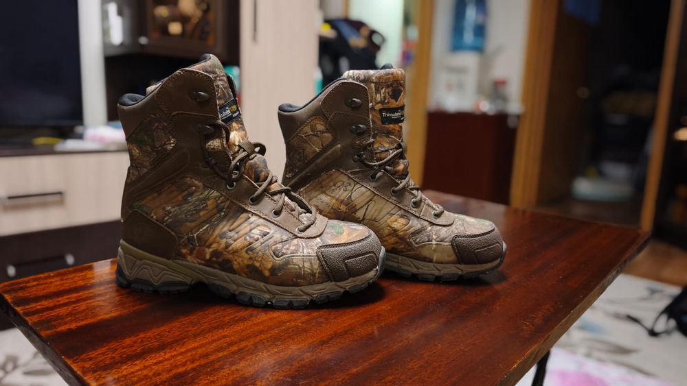 Продам трекинговые ботинки.