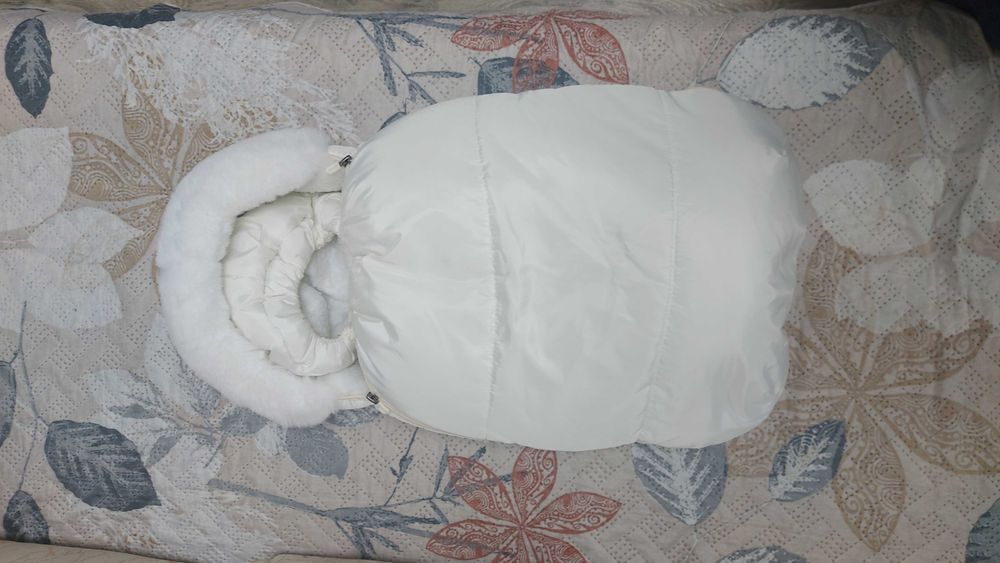 Продам кокон с комбинезоном белого цвета на выписку