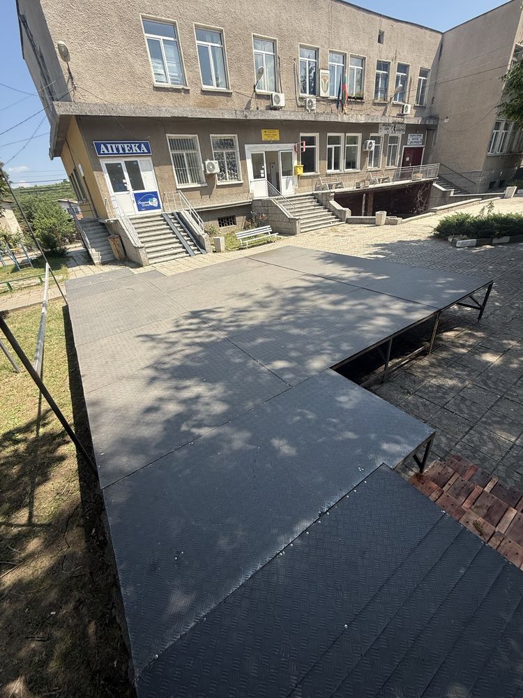 Сцена с размери 6х6 м (36м2)