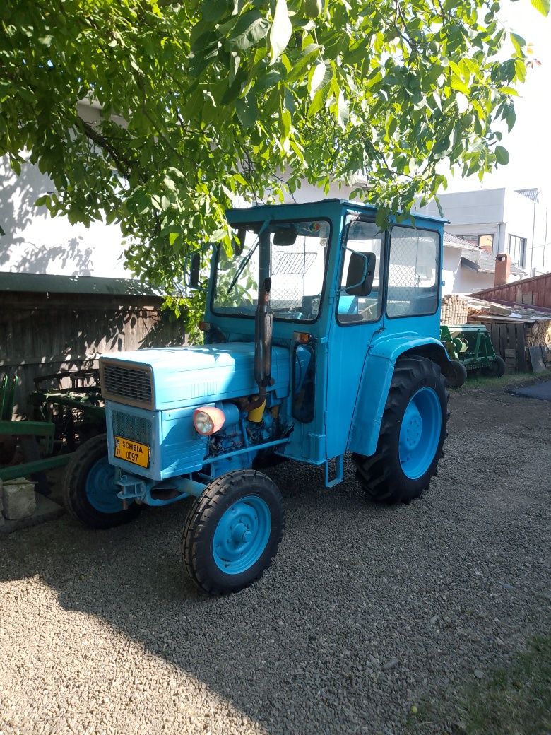 Pentru vânzare tractor plus utilaje