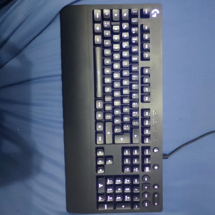 Vând/schimb tastatura Logitech g213