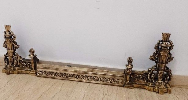 Un superb decor pentru șemineu antic din bronz masiv epoca Victoriana