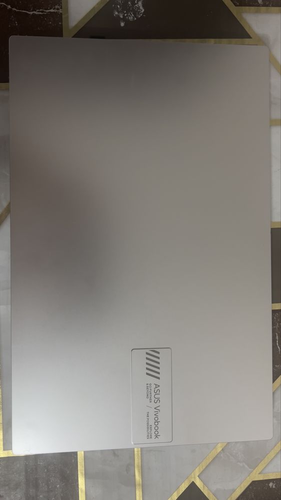 ASUS Vivobook янги олиб ишлатмади каробкалари билан турипди