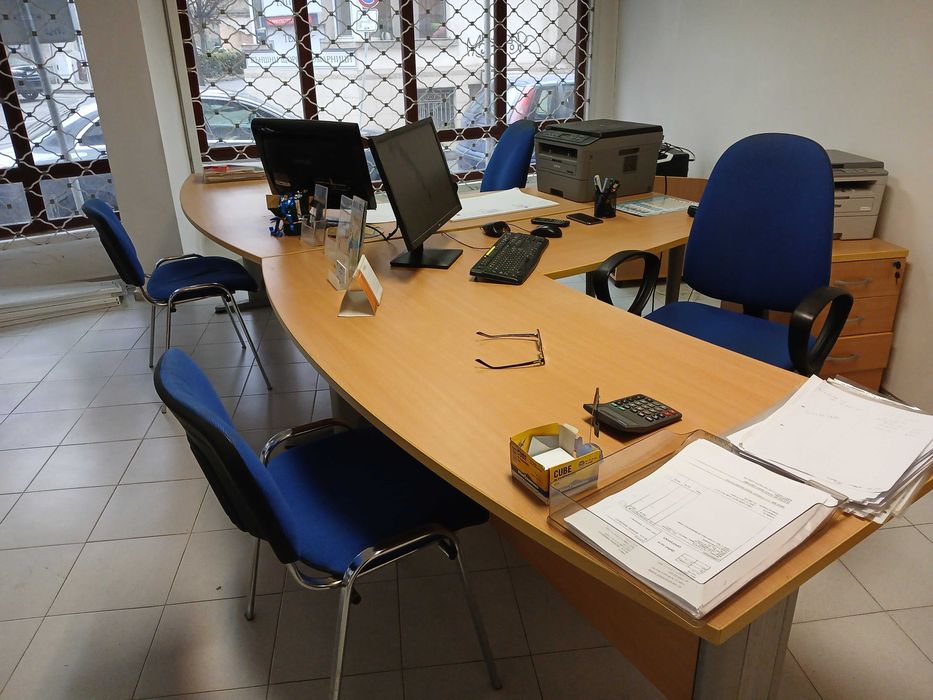 Две офис бюра + странични плотове + контейнер