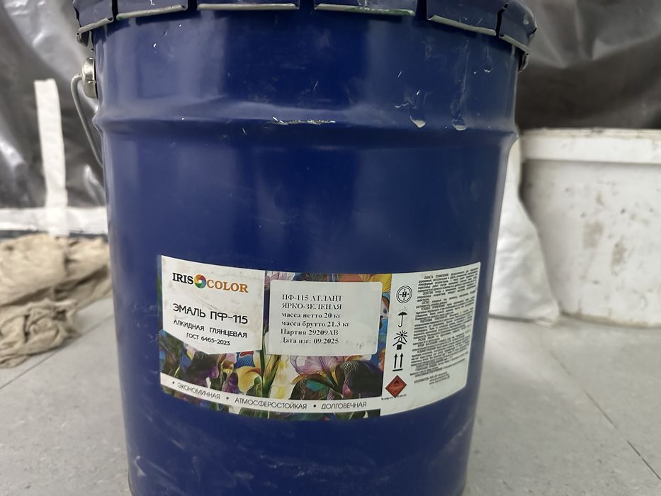 Продаю банку краски зеленый цвет глянцевый