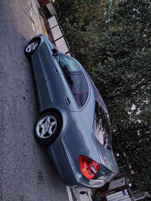 Vând Mercedes e200