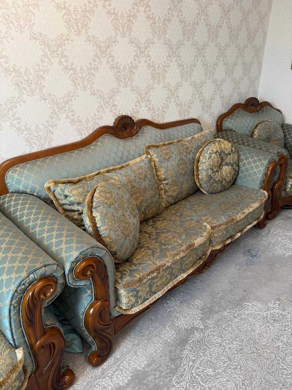 Продам набор диван и два кресла