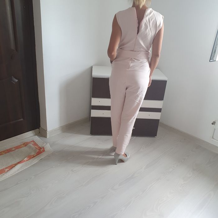Vând salopeta roz pal