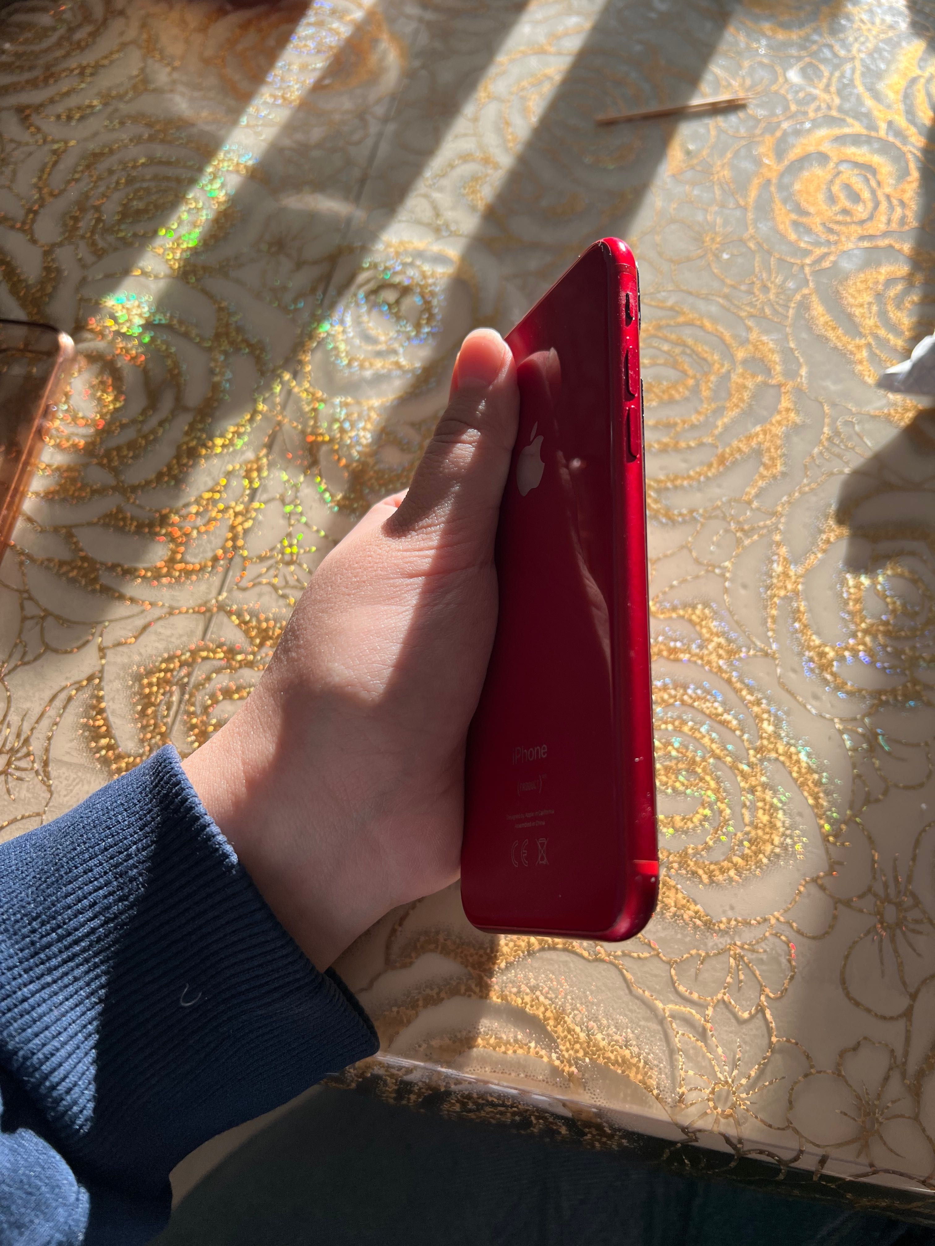 iPhone 8 Red, в отличном состоянии