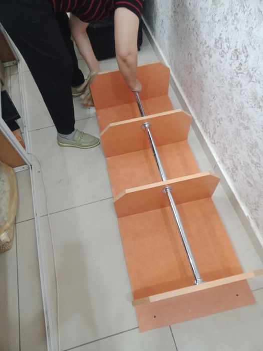 Полки настенные трех ярусные  по шириной пятьдесять см