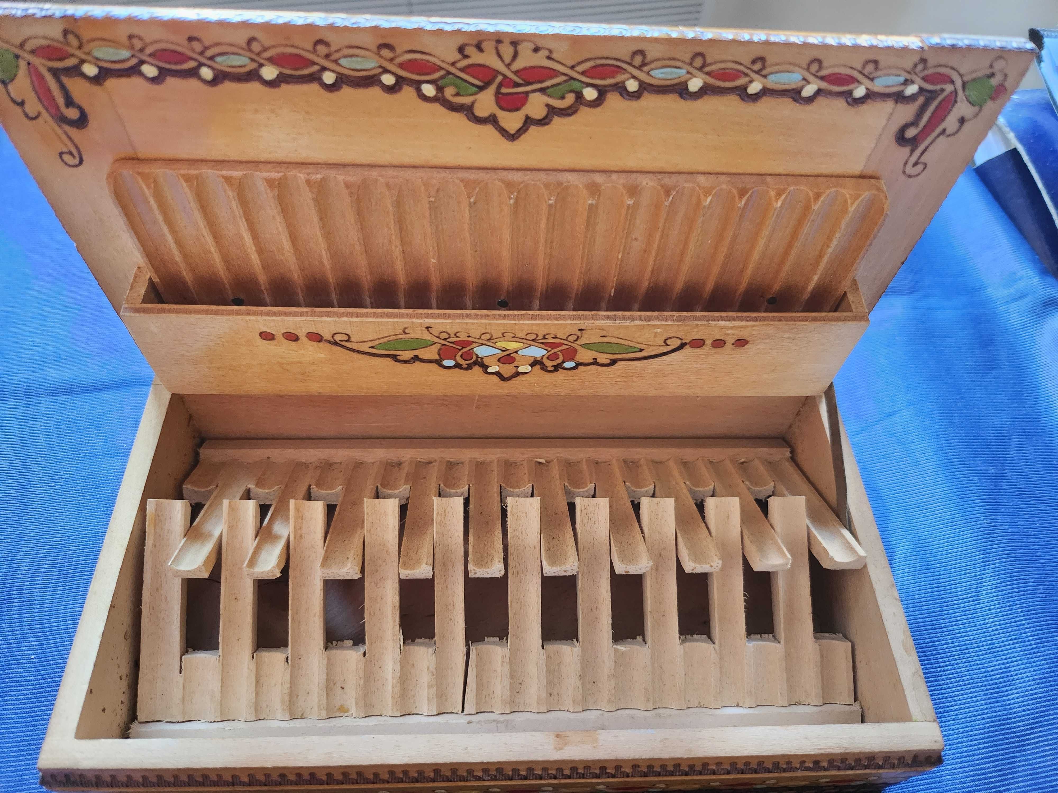 табакера дървена кутия за 40 цигари, пирографирана, цветна