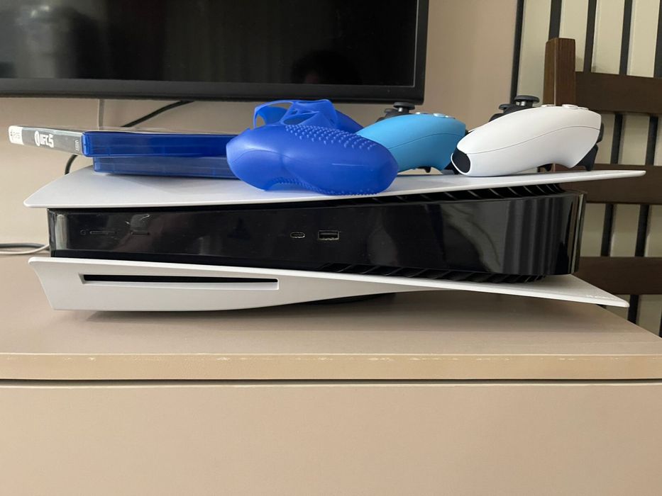 Продам PS 5 в отличном состоянии