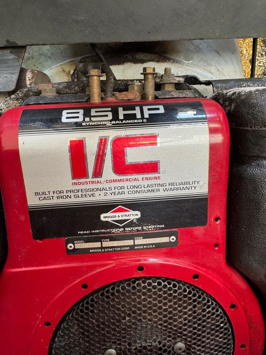 Tractoraș tuns iarba/ gazonul