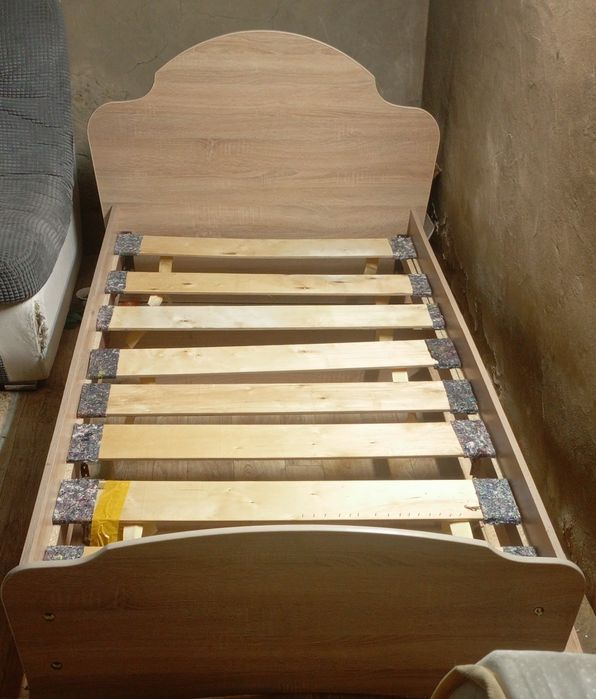 Продам кровать односпальную.