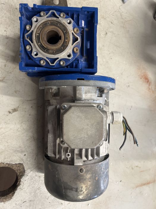 Motor electric cu reductor de 0,55 kw