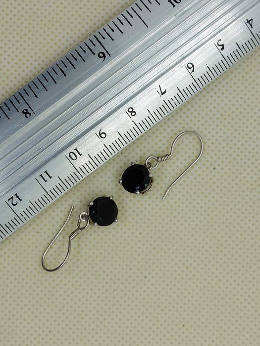 Cercei din argint cu onix fațetat – montură cu gheare, pe tortițe