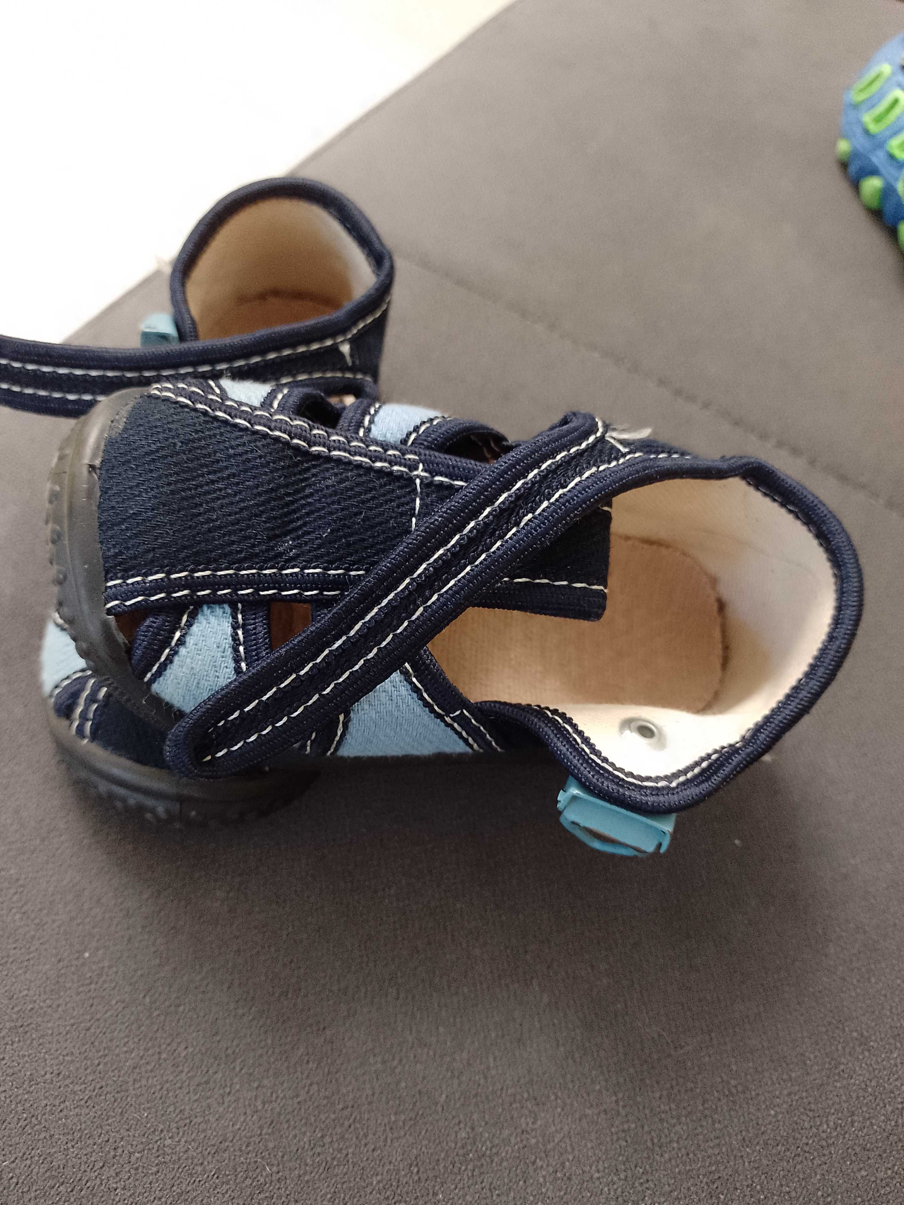 Бебешки сандали, кроксове и обувчици за ясла