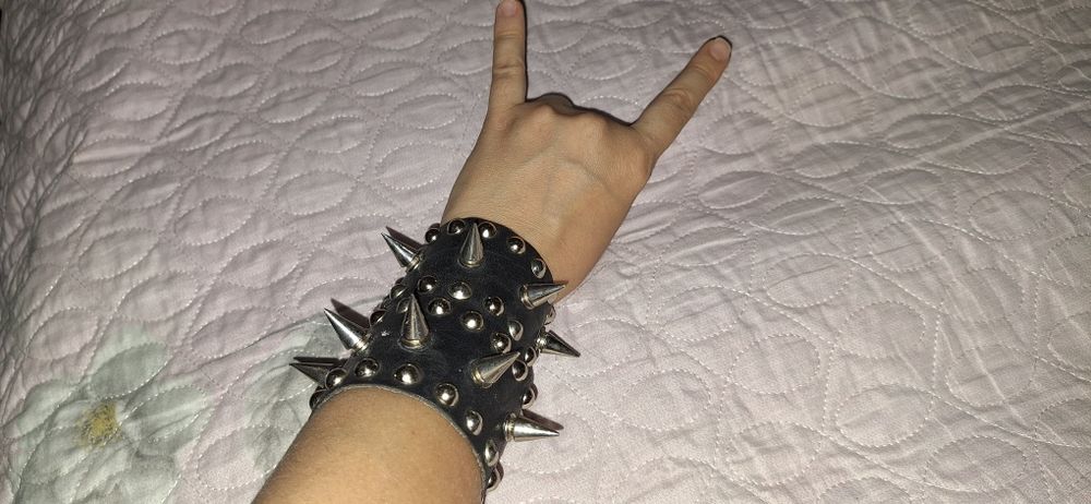 Кожаные браслеты с шипами
