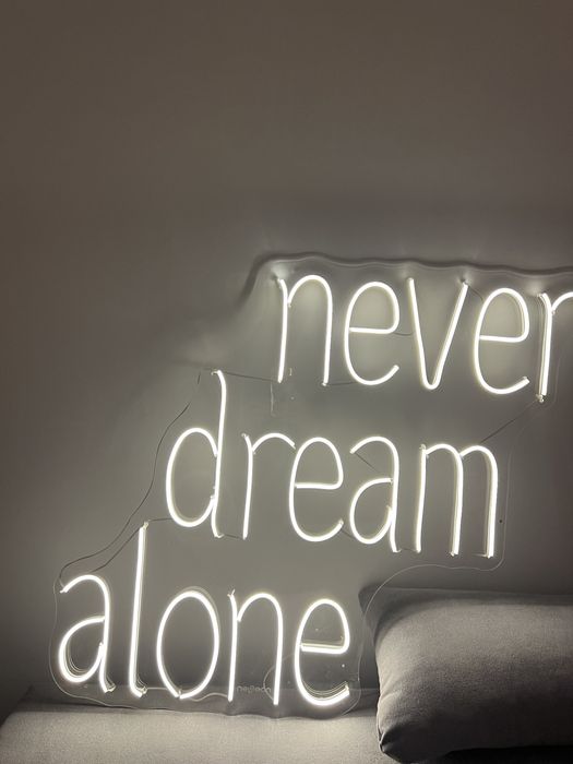 Светещ декоративен  надпис never dream alone
