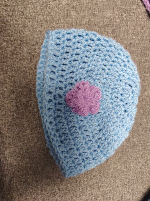 Căciuli la comană,croșetate, de diferite mărimi, culori și decorațiuni