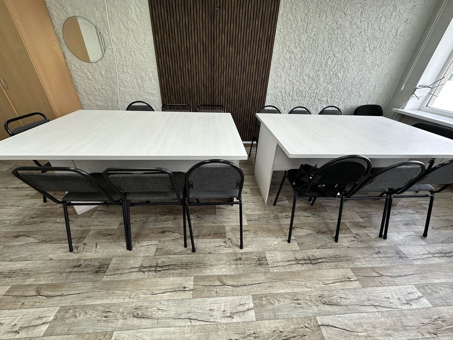 Срочно продам офисные столы и стулья