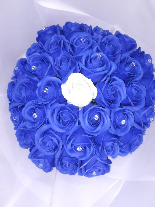 Vând buchete de trandafiri