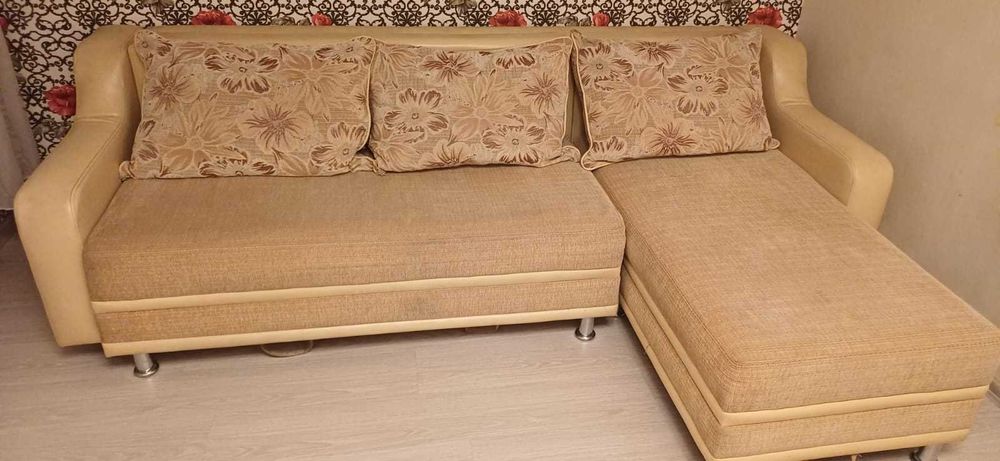 Угловой диван светло-бежевого цвета в хорошем состоянии