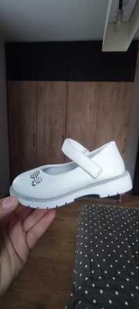 Бели нежни обувки за момиченце