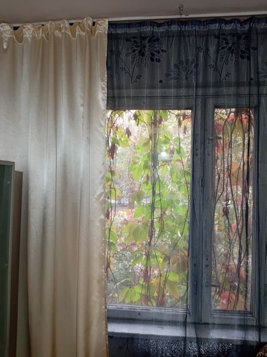 Шторы. Тюли. Угловой шкаф. Шкаф кухонный. Кровать 1.сп