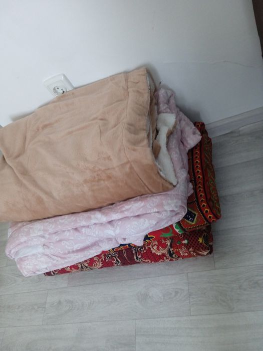 Продам два корпе и одеяло с пледом