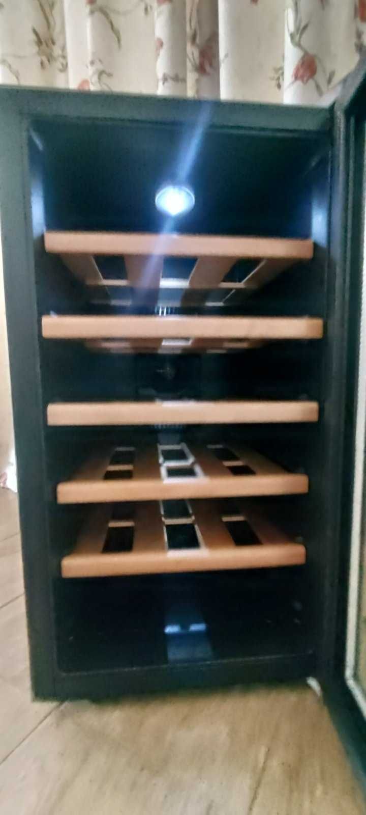 Продавам охладителна витрина за вино и напитки.