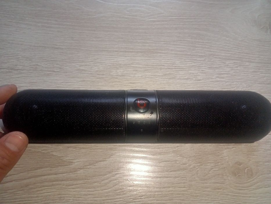 Продам оригинал Beats Pill активный калонку в хорошем состоянии.