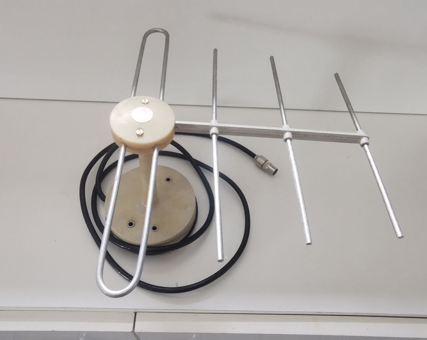 Antena cu elemenți