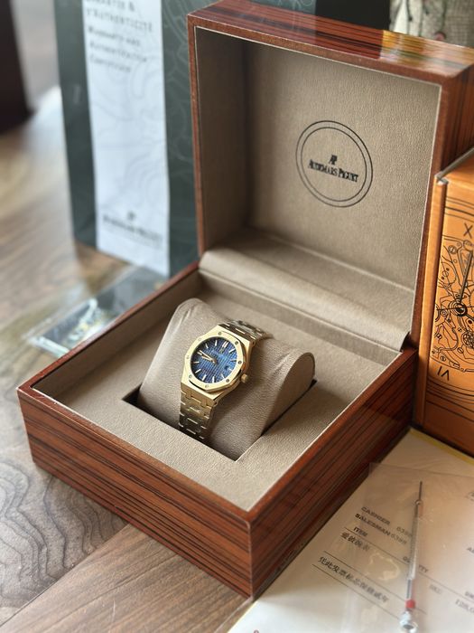 Audemars Piguet Royal Oak Gold and Blue Quartz 33 mm - дамски модел