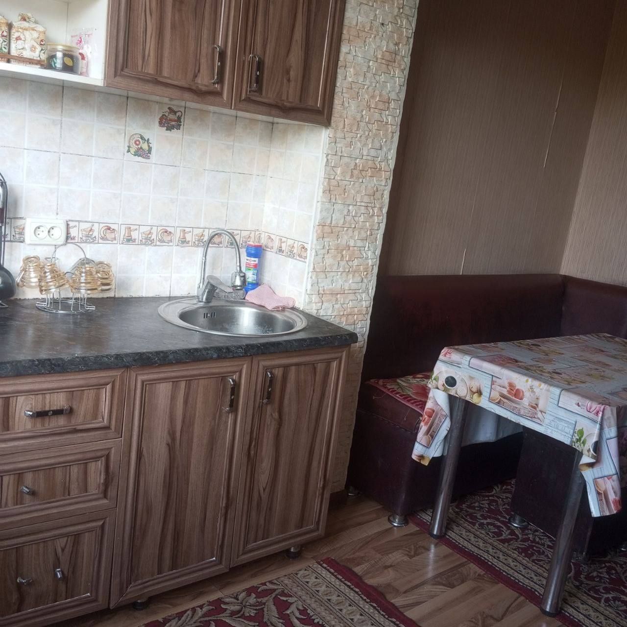 3 хонали квартира сотилади.  Урта ремонт. Кора-камиш 2/1  да 4 / 4этаж