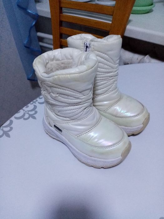 Продам зимнюю обувь в хорошем состоянии на девочку 3-4лет
