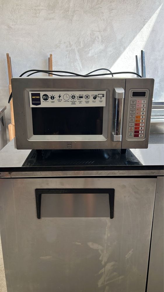 Професионална микровълнова печка METRO Professional – 25 L / 1000 W