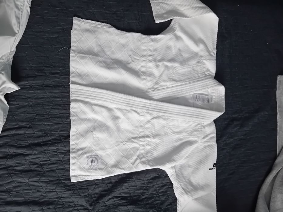 Vând costum karate/judo copii - nou, cu eticheta marca Decathlon