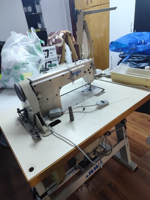 Vând masina de cusut Juki