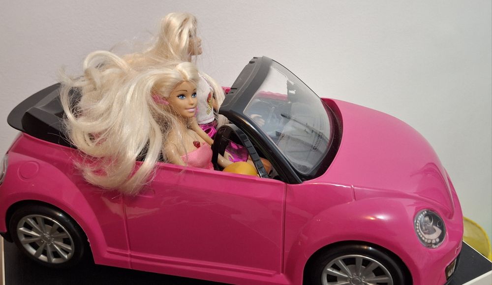 Masina decapotabila roz cu păpuși blonde