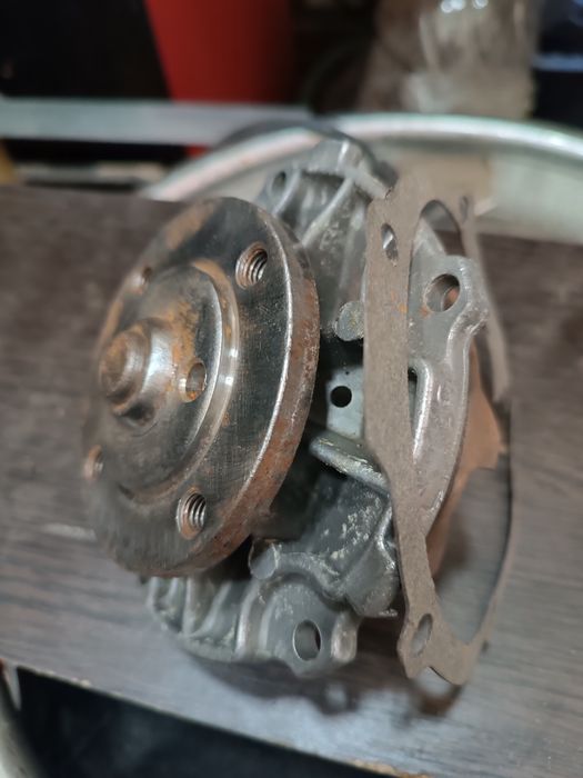 Продам на Мерседес помпа новая