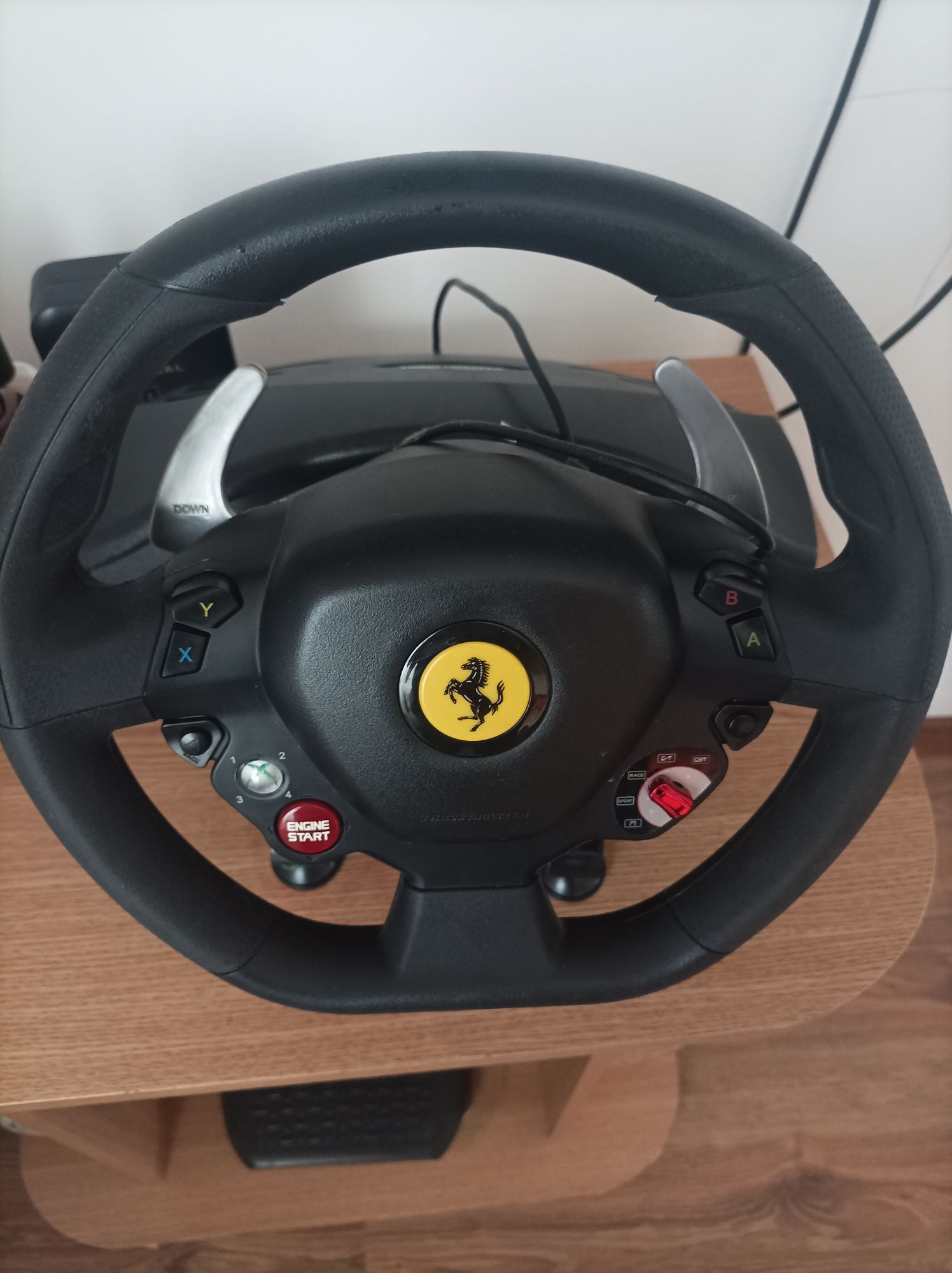 Vând volan thrustmaster Ferrari