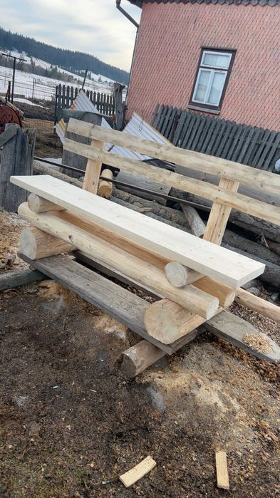 Masa si banci din lemn rotund